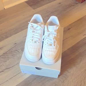 White Nike Air Force 1